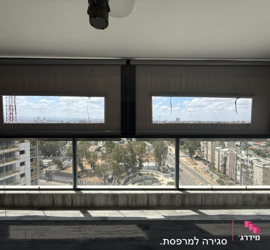 שני סוככים פנורמיים עם נוף לעיר